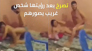 فتاة جزائرية تتعرض لموقف محرج مع حبيبها بعد ظهور شخص غريب يقوم بتصويرهم - جنس