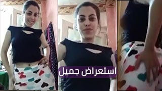 استعراض رائع مع ابتسامة ساحرة في ساحة النوم - arab sex